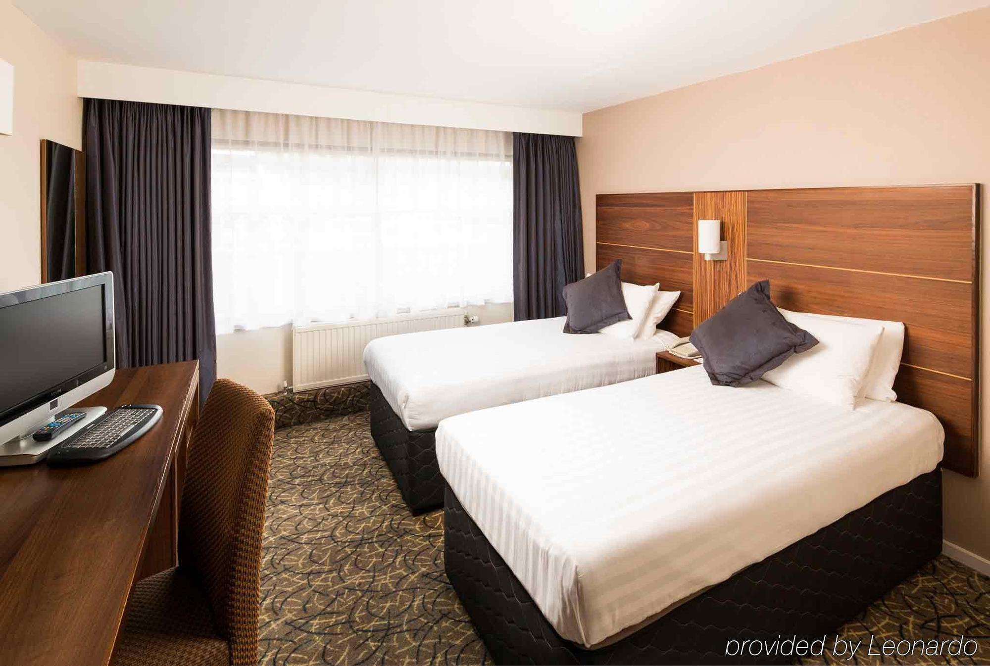 Mercure London Watford Hotel Room photo